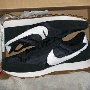 NIKE DAYBREAK WOMENS 8.5 NAVY/WHITE